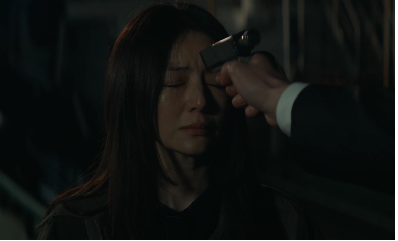 真が晴子の額に銃を当てた｜TVerより