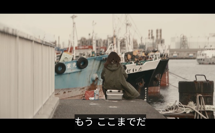 晴子らしき女性が釣りをしている