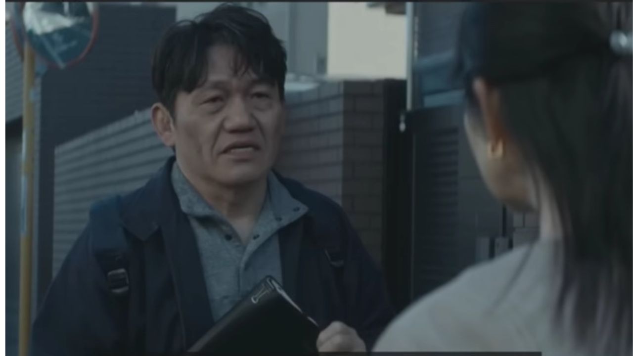 取材ノートを持った津田