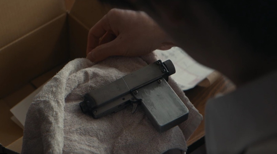 小包に中身は「偽造拳銃」