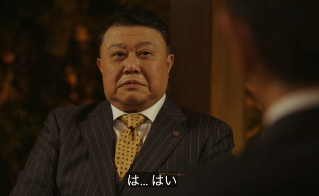 黄色い水玉柄のネクタイをした宇佐美部長
