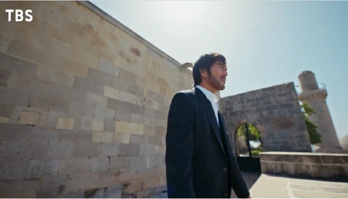 阿部寛さん演じる野崎守が、まさにこの旧市街内にあるシルヴァン・シャー宮殿を歩く