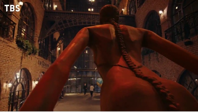 バヌークメディアセンターにあるレンガ色の女性の銅像|VIVANTティザー映像より
