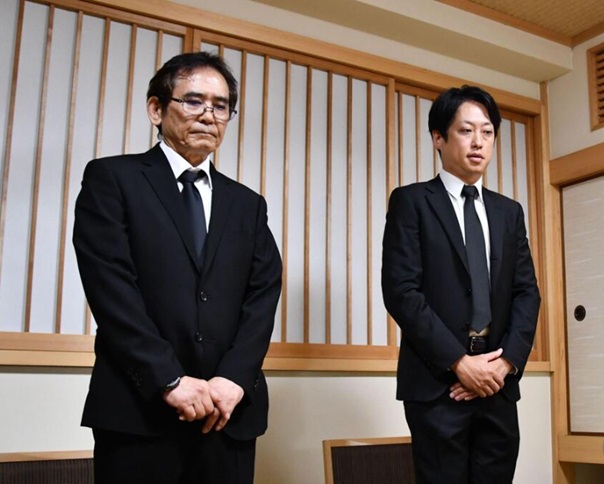 大竹さんの遺族に経緯を説明するハビタの上野景真社長(