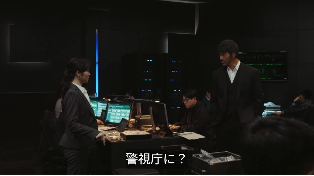地下鉄に乗車中の乃木のGPSを見つけたと報告する君嶋