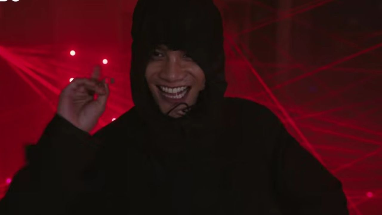 フードをかぶったチョッキー