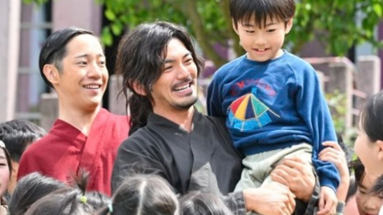 子どもに囲まれるベキとバトラカ