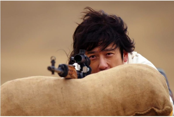 射撃の練習をするノコル